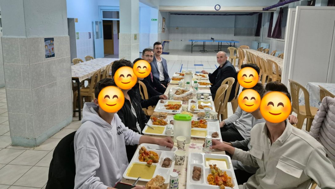 İlçemiz Anadolu İmam Hatip Lisesi Yatılı Öğrencileriyle İftar Yemeği
