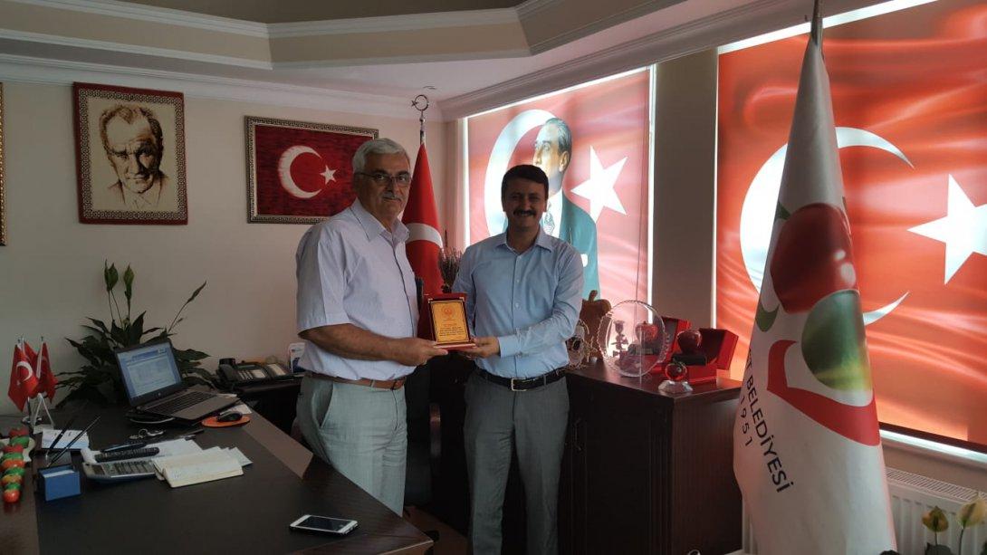 Gelendost Belediye Başkanı Sayın Mehmet SEZGİN'e teşekkür plaketi takdim edildi.